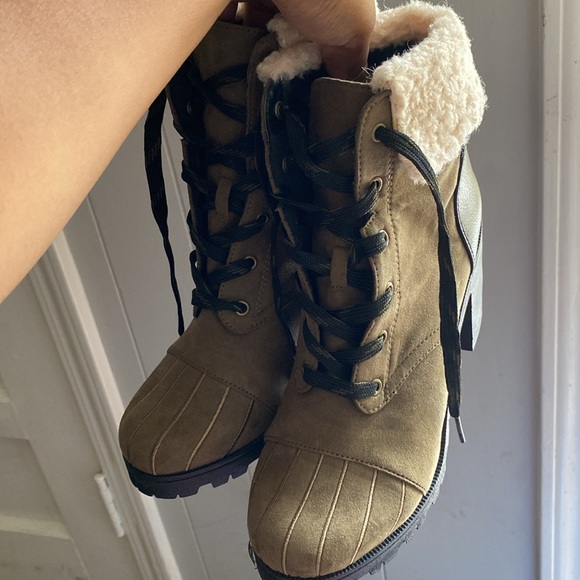 Women Winter Heel Boots - Picture 2 of 3